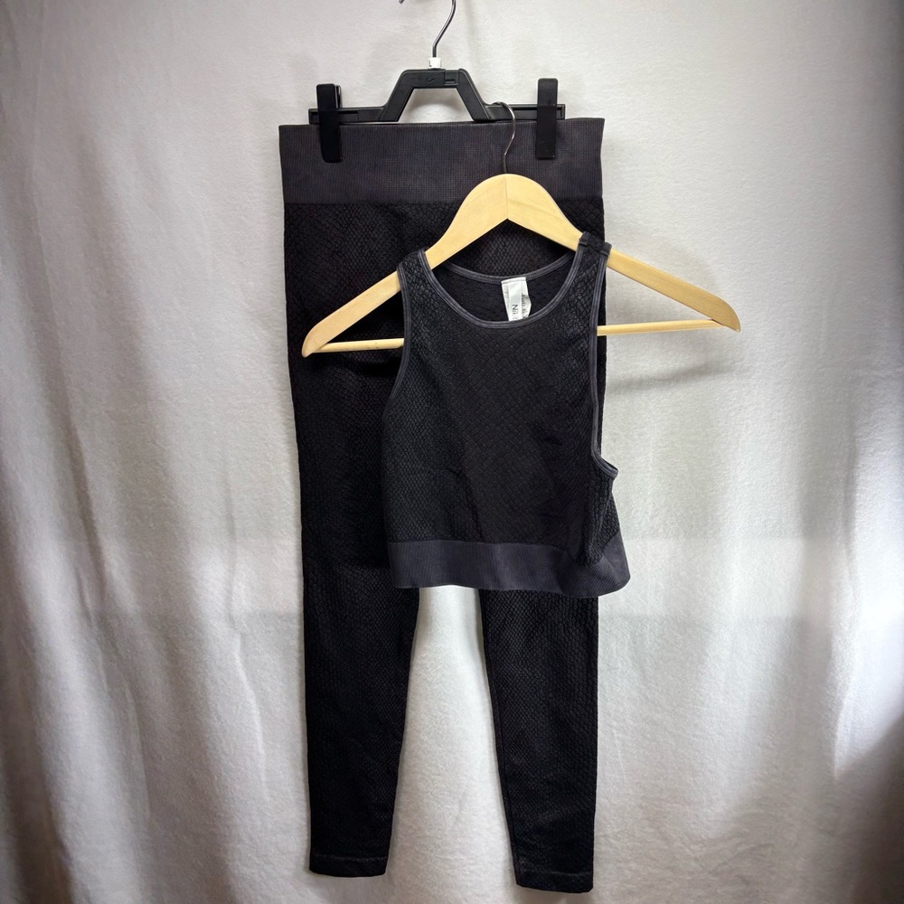 Nikibiki Black Textured Snake Print Seamless Workout‎ Set Crop Tank Leggings